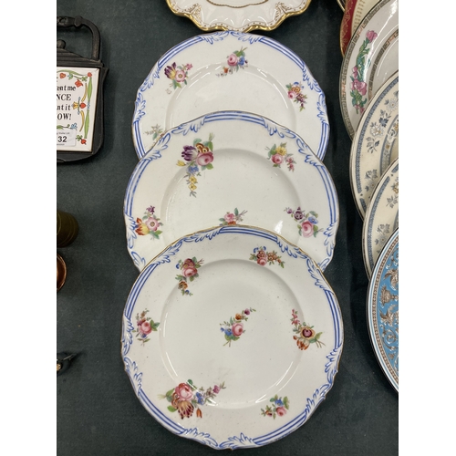 130 - A QUANTITY OF DINNER PLATES TO INCLUDE ROYAL DOULTON FLORADORA GREEN, WEDGWOOD FLORENTINE, MINTON PE... 