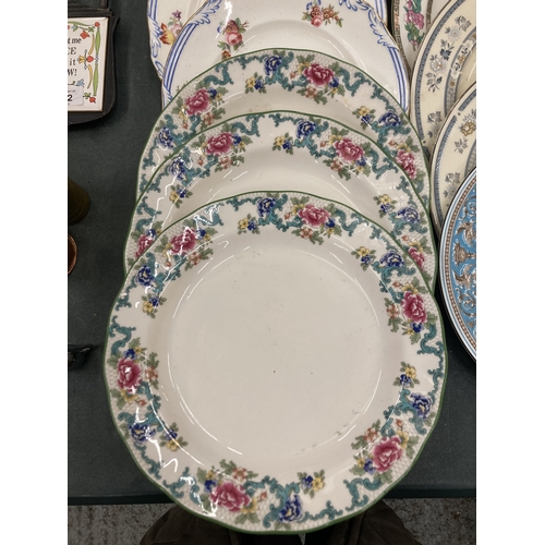 130 - A QUANTITY OF DINNER PLATES TO INCLUDE ROYAL DOULTON FLORADORA GREEN, WEDGWOOD FLORENTINE, MINTON PE... 