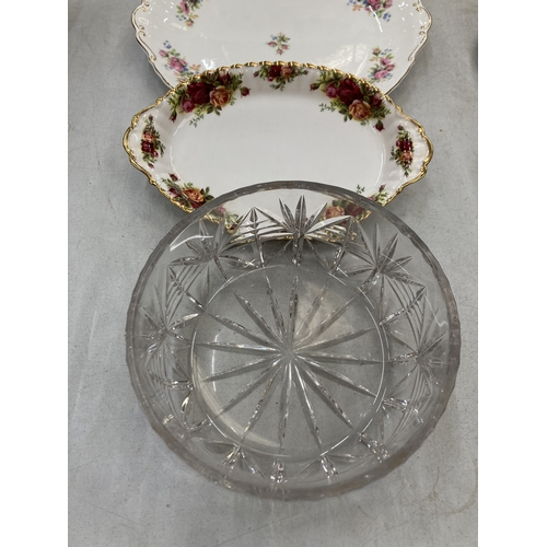 158 - AN XL MOSS ROSE GATEAU PLATE TOGETHER WITH A ROYAL ALBERT SWEET VIOLETS SANDWICH TRAY, OLD COUNTRY R... 