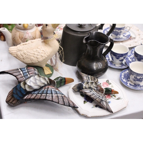 206 - A MIXED LOT TO INCLUDE BLUE AND WHITE CUPS AND SAUCERS, APEWTER TEAPOT, NOVELTY TEAPOTS, WOODEN DUCK... 