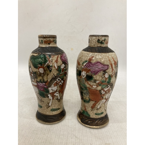 211 - A PAIR OF VINTAGE CHINESE CRACKLE GLAZE PORCELAIN VASES, HEIGHT 17CM