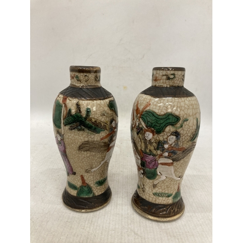 211 - A PAIR OF VINTAGE CHINESE CRACKLE GLAZE PORCELAIN VASES, HEIGHT 17CM