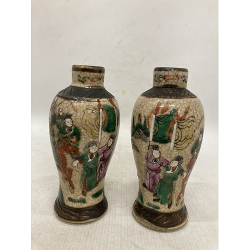 211 - A PAIR OF VINTAGE CHINESE CRACKLE GLAZE PORCELAIN VASES, HEIGHT 17CM