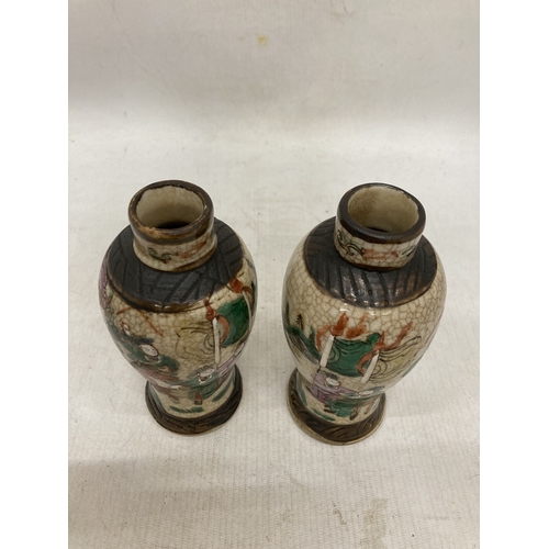 211 - A PAIR OF VINTAGE CHINESE CRACKLE GLAZE PORCELAIN VASES, HEIGHT 17CM