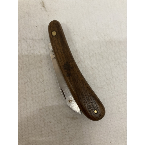 219 - A VINTAGE SWISS MADE 'VICTORINOX' PRUNING KNIFE