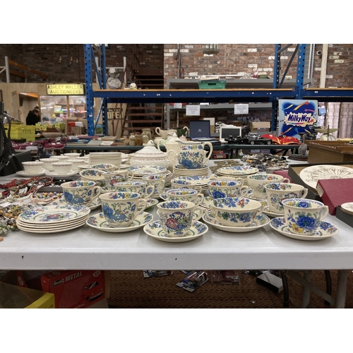 226 - A VINTAGE MASON'S 'STRATHMORE' PART DINNER SERVICE TO INCLUDE VARIOUS SIZES OF PLATES, SERVING BOWLS... 