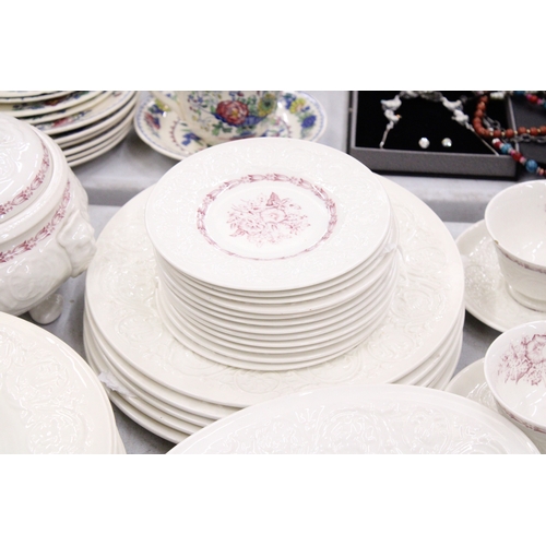 266 - A LARGE QUANTITY OF VINTAGE WEDGWOOD 'MORNING GLORY' DINNER WARE TO INCLUDE VARIOUS SIZES OF PLATES,... 