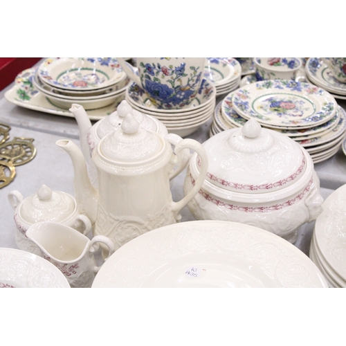 266 - A LARGE QUANTITY OF VINTAGE WEDGWOOD 'MORNING GLORY' DINNER WARE TO INCLUDE VARIOUS SIZES OF PLATES,... 