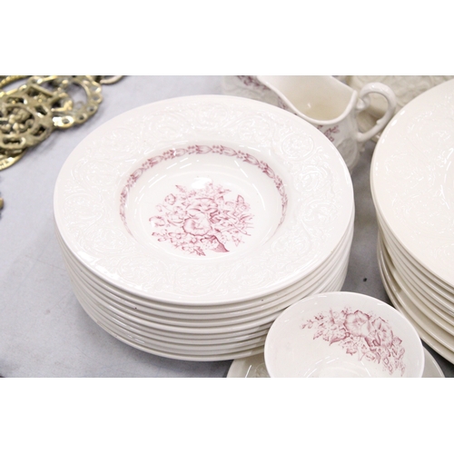 266 - A LARGE QUANTITY OF VINTAGE WEDGWOOD 'MORNING GLORY' DINNER WARE TO INCLUDE VARIOUS SIZES OF PLATES,... 