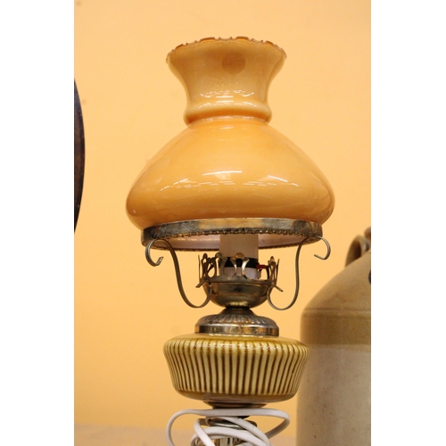 313 - A VINTAGE BRASS AND CERAMIC OIL LAMP WITH MUSTARD GLASS SHADE, HEIGHT 41CM