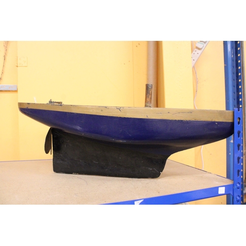 326 - A VINTAGE POND YACHT HULL, LENGTH 76CM