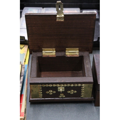 388 - A VINTAGE WOODEN BOX ADORNED WITH BRASS FITTINGS AND RIVETS TOGETHER WITH A GENTLEMAN'S TRAVELLING S... 