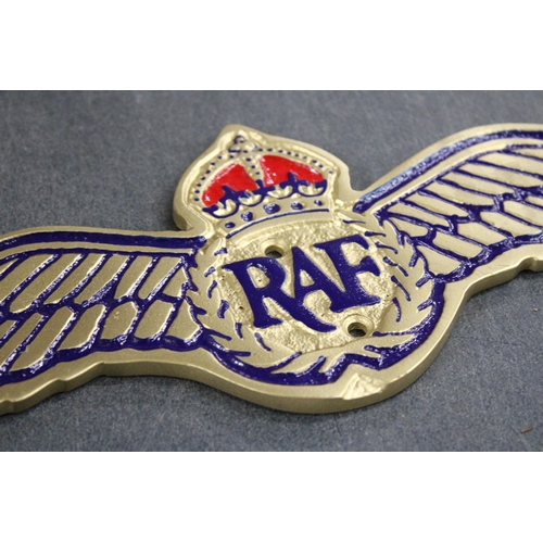 427 - A CAST RAF WINGS WALL PLAQUE, 10CM X 29CM