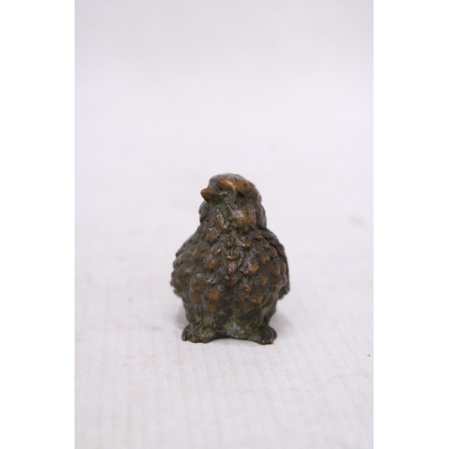 432 - A SMALL BRONZE MODEL OF A BIRD, HEIGHT 5CM