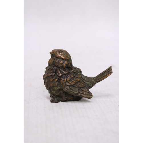 432 - A SMALL BRONZE MODEL OF A BIRD, HEIGHT 5CM