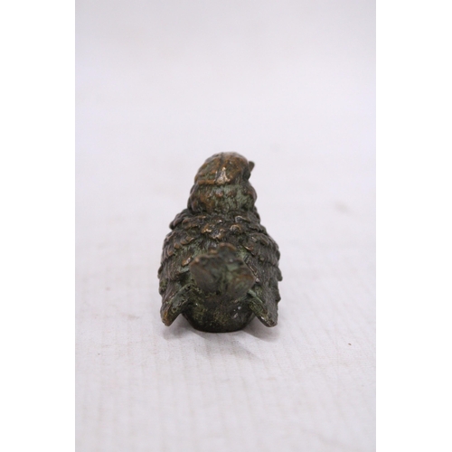 432 - A SMALL BRONZE MODEL OF A BIRD, HEIGHT 5CM