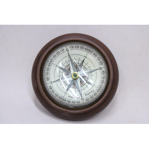 440 - A NAUTICAL DESK COMPASS IN A WOODEN SURROUND