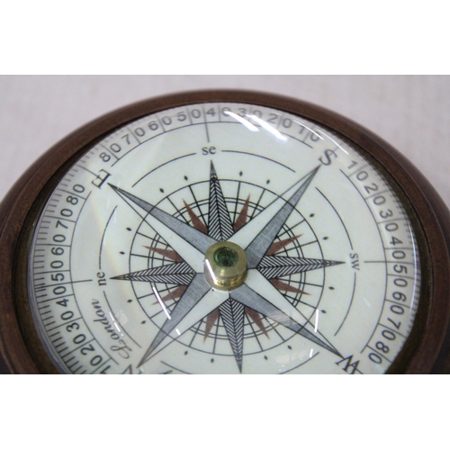 440 - A NAUTICAL DESK COMPASS IN A WOODEN SURROUND