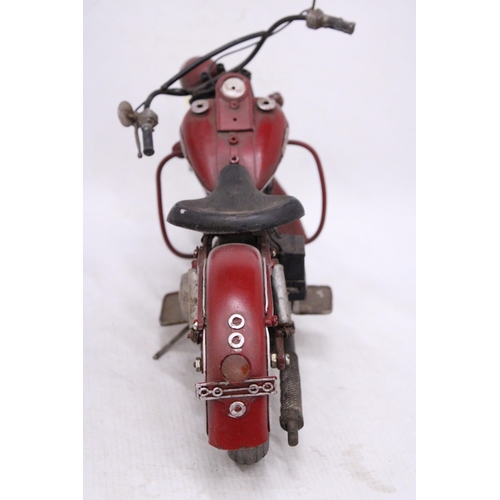 447 - A STEEL AND TIN PLATE MODEL OF A MOTORBIKE, HEIGHT 22CM, LENGTH 37CM