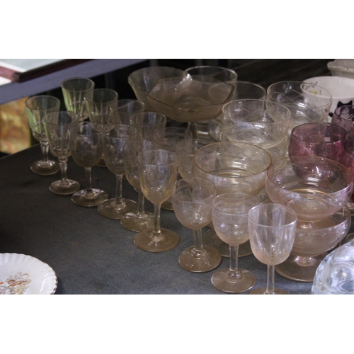 455 - A QUANTITY OF GLASSWARE TO INCLUDE A VINTAGE JELLY MOULD, CRANBERRY WINE GLASSES WITH ETCHED FLORAL ... 