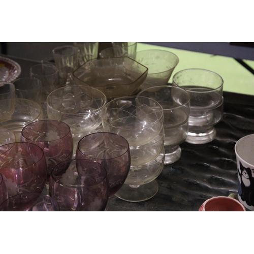 455 - A QUANTITY OF GLASSWARE TO INCLUDE A VINTAGE JELLY MOULD, CRANBERRY WINE GLASSES WITH ETCHED FLORAL ... 