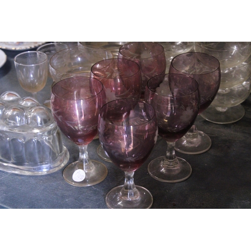 455 - A QUANTITY OF GLASSWARE TO INCLUDE A VINTAGE JELLY MOULD, CRANBERRY WINE GLASSES WITH ETCHED FLORAL ... 