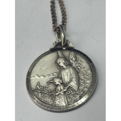 584 - A SILVER NECKLACE AND ST CHRISTOPHER PENDANT