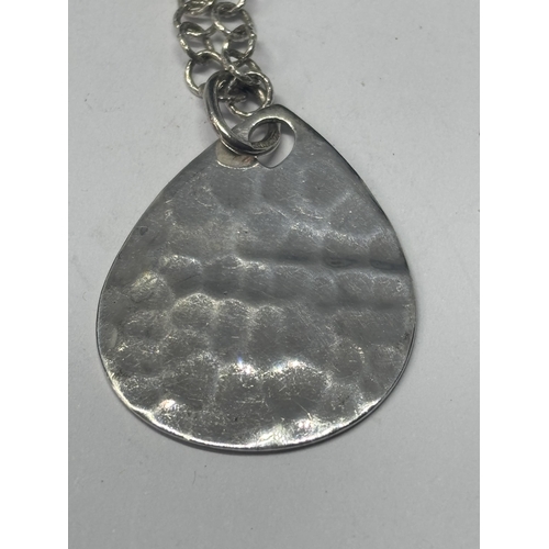 589 - A TEARDROP PENDANT ON A SILVER CHAIN