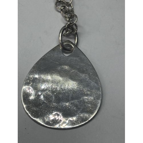 589 - A TEARDROP PENDANT ON A SILVER CHAIN