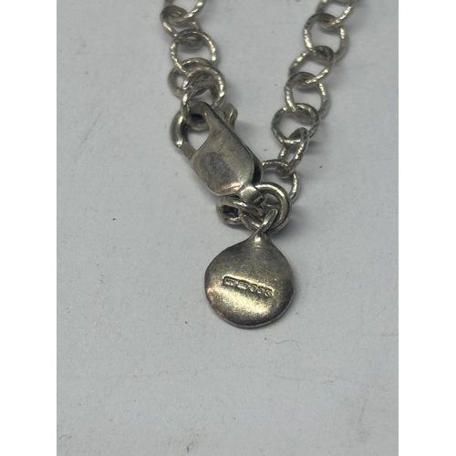 589 - A TEARDROP PENDANT ON A SILVER CHAIN