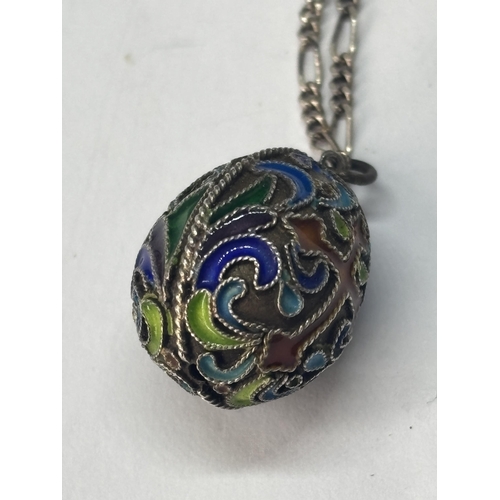 595 - A FABERGE STYLE ENAMELLED EGG ON A MARKED SILVER CHAIN