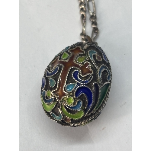 595 - A FABERGE STYLE ENAMELLED EGG ON A MARKED SILVER CHAIN