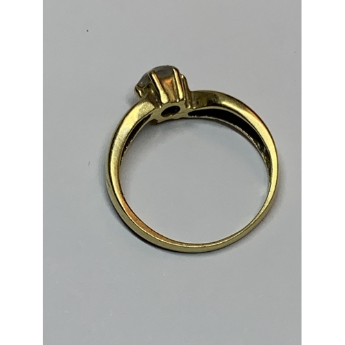 613 - A MARKED 18 CARAT GOLD RING WITH SOLITAIRE CUBIC ZIRCONIA SIZE N/O