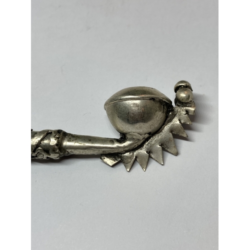 623 - A VINTAGE WHITE METAL DECORATIVE PIPE, POSSIBLY SILVER