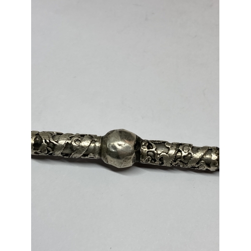 623 - A VINTAGE WHITE METAL DECORATIVE PIPE, POSSIBLY SILVER