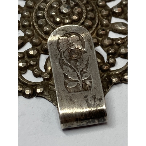 631 - A DECORATIVE CONTINENTAL SILVER MONEY CLIP