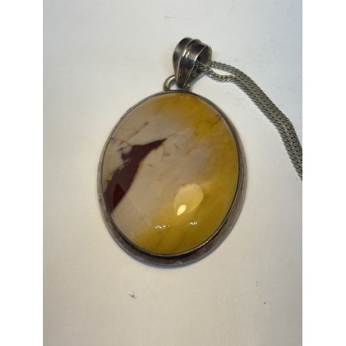 643 - A SILVER NECKLACE WITH LARGE OVAL SILVER AND AGATE PENDANT