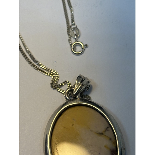 643 - A SILVER NECKLACE WITH LARGE OVAL SILVER AND AGATE PENDANT