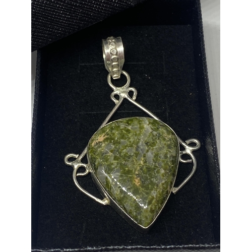 685A - A MARKED 925 GREEN COLOURED STONE PENDANT IN A PRESENTATION BOX