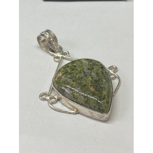 685A - A MARKED 925 GREEN COLOURED STONE PENDANT IN A PRESENTATION BOX