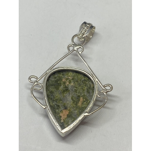 685A - A MARKED 925 GREEN COLOURED STONE PENDANT IN A PRESENTATION BOX