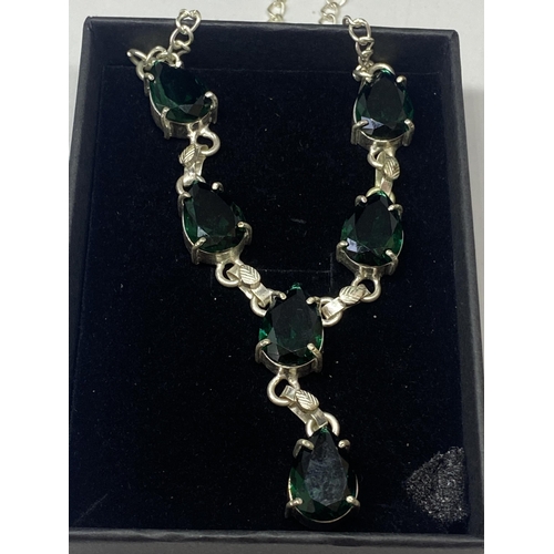 686A - A MARKED 925 GREEN STONE NECKLACE IN A PRESENTATION BOX