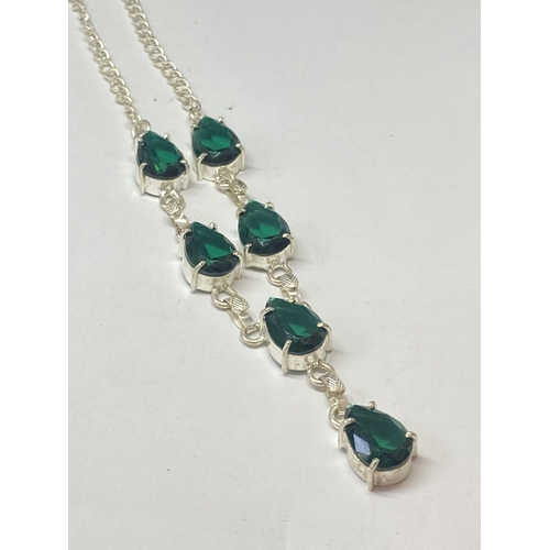 686A - A MARKED 925 GREEN STONE NECKLACE IN A PRESENTATION BOX