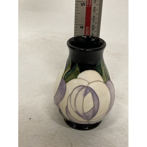 718 - A MOORCROFT WHITE ROSE VASE 11CM TALL