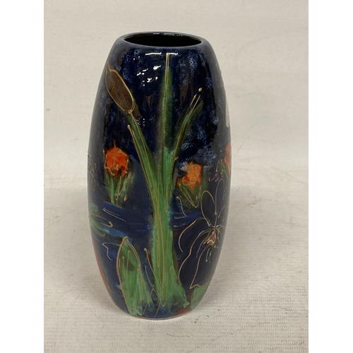 720 - AN ANITA HARRIS HAND PAINTED AND SIGNED IN GOLD BEE VASE