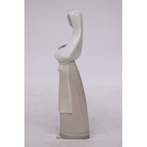 746 - A NAO FIGURINE OF A LADY HOLDING A RABBIT