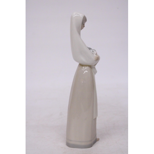 746 - A NAO FIGURINE OF A LADY HOLDING A RABBIT