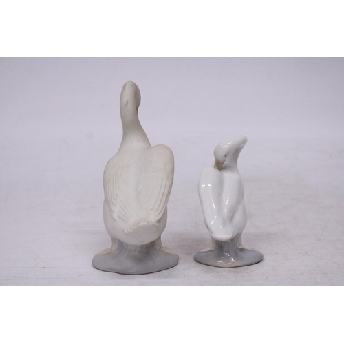 759 - A LLADRO FIGURE OF A GOOSE IN A GLOSS FINISH TOGETHER WITH A LARGE NAO FIGURE OF A GOOSE IN A MATT F... 