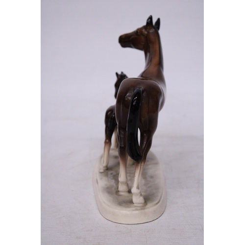 760 - A VINTAGE HERTWIG KATZHUTTE GERMAN PORCELAIN FIGURE OF A BROWN HORSE MARE WITH ITS FOAL IN A GLOSSY ... 