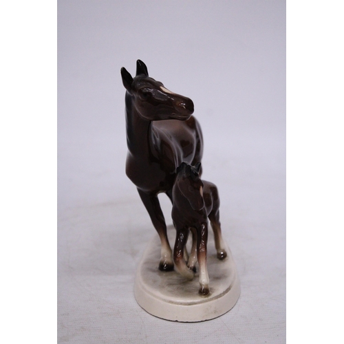 760 - A VINTAGE HERTWIG KATZHUTTE GERMAN PORCELAIN FIGURE OF A BROWN HORSE MARE WITH ITS FOAL IN A GLOSSY ... 